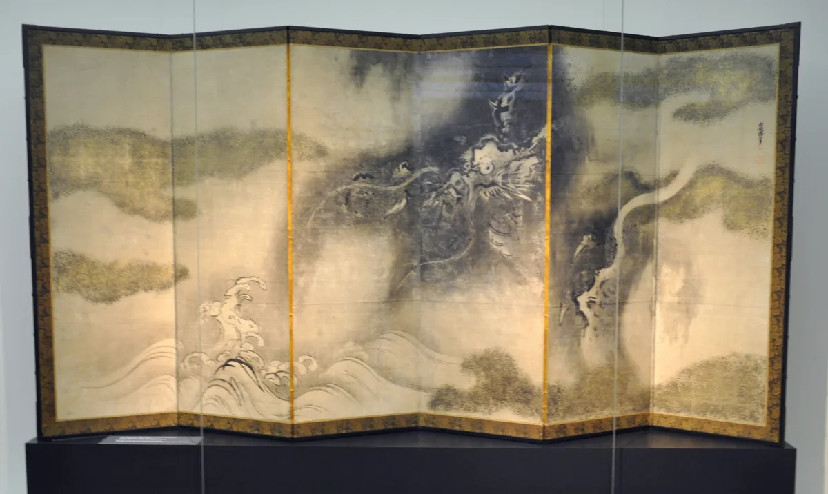 日本六曲屏风,纸本墨金,画着从云涛中升起的龙