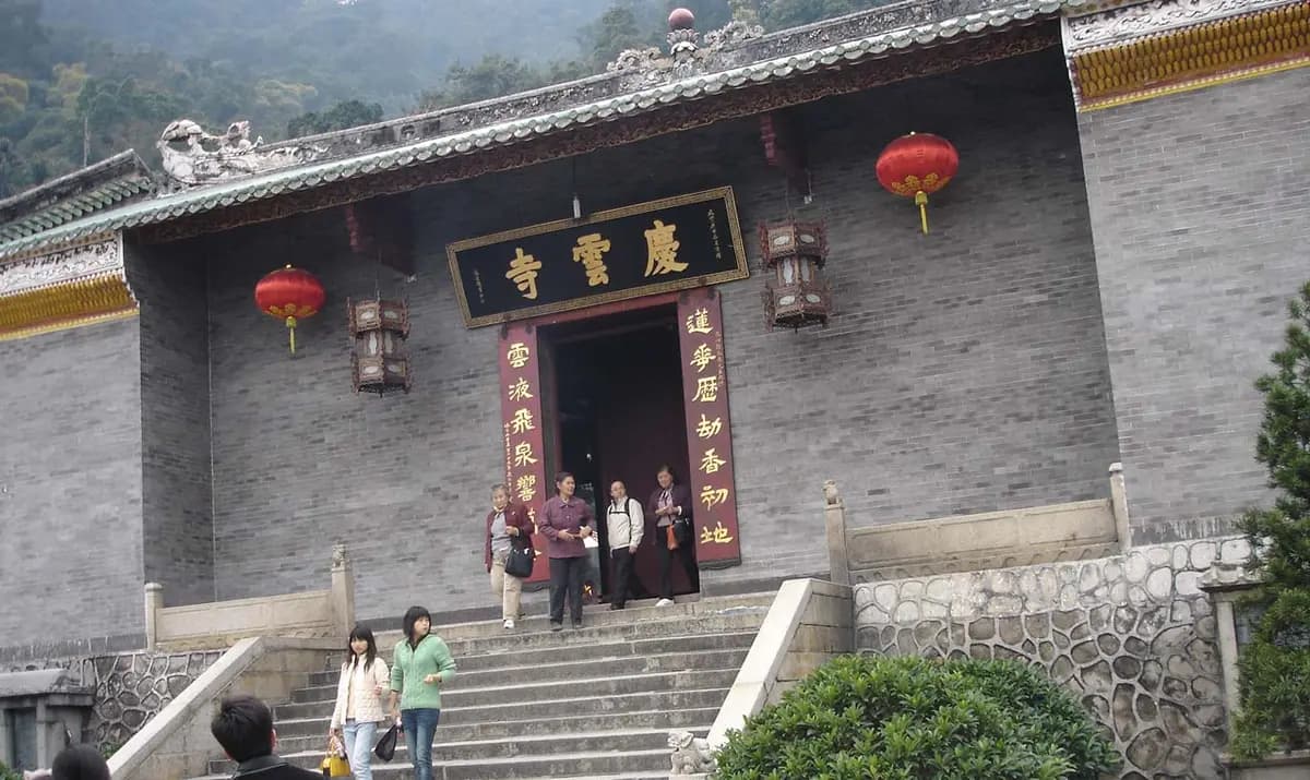 山上的中国寺院山门,有石阶,四周是大树