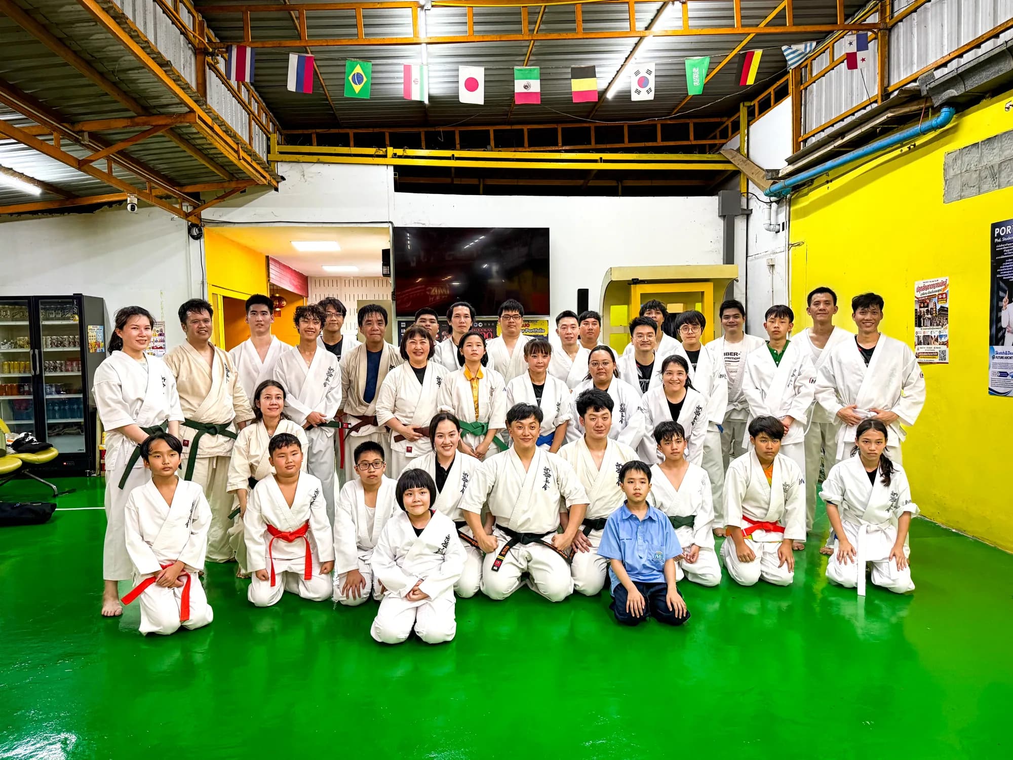 นักเรียนและครูถ่ายภาพหมู่หลังซ้อมคาราเต้ Shinkyokushin ที่ IMAC Dojo
