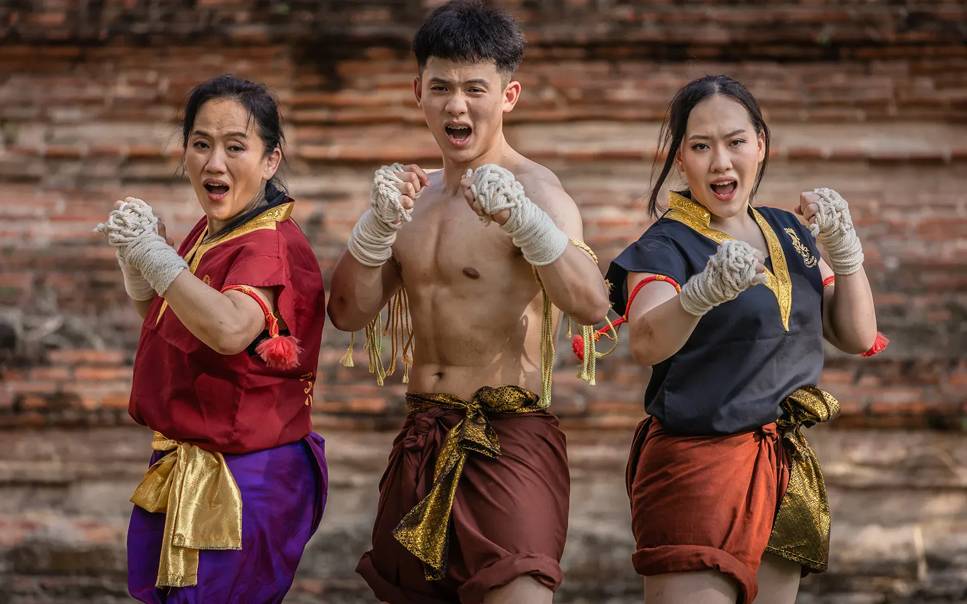 ムエタイ練習着を着た Muaythai Anywhere 指導者