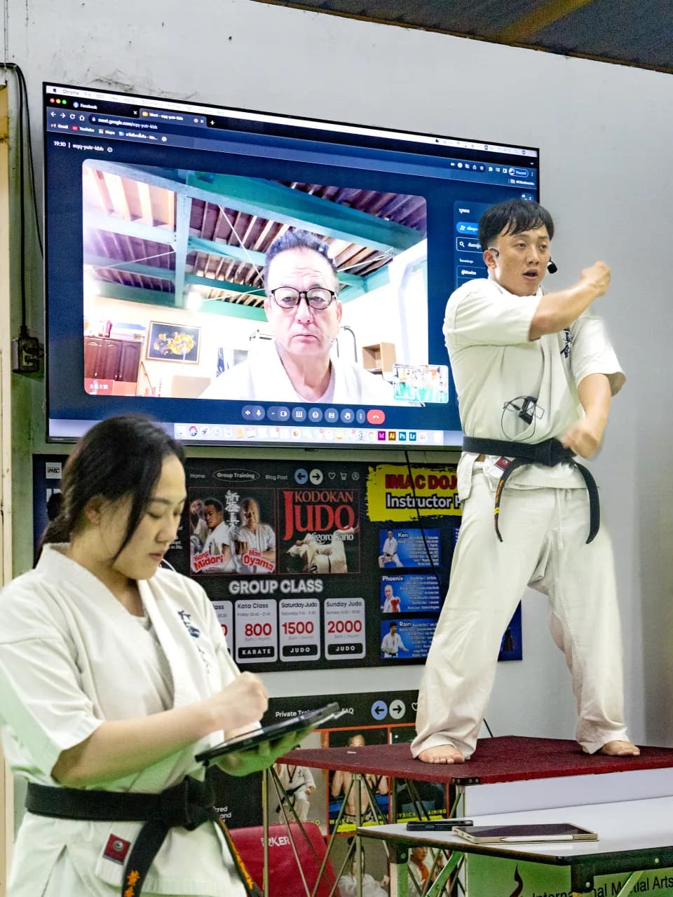 การสอบเลื่อนสายคาราเต้ Shinkyokushin ที่ IMAC Dojo โดยมี Shihan ร่วมสอบผ่านวิดีโอคอลจากญี่ปุ่น